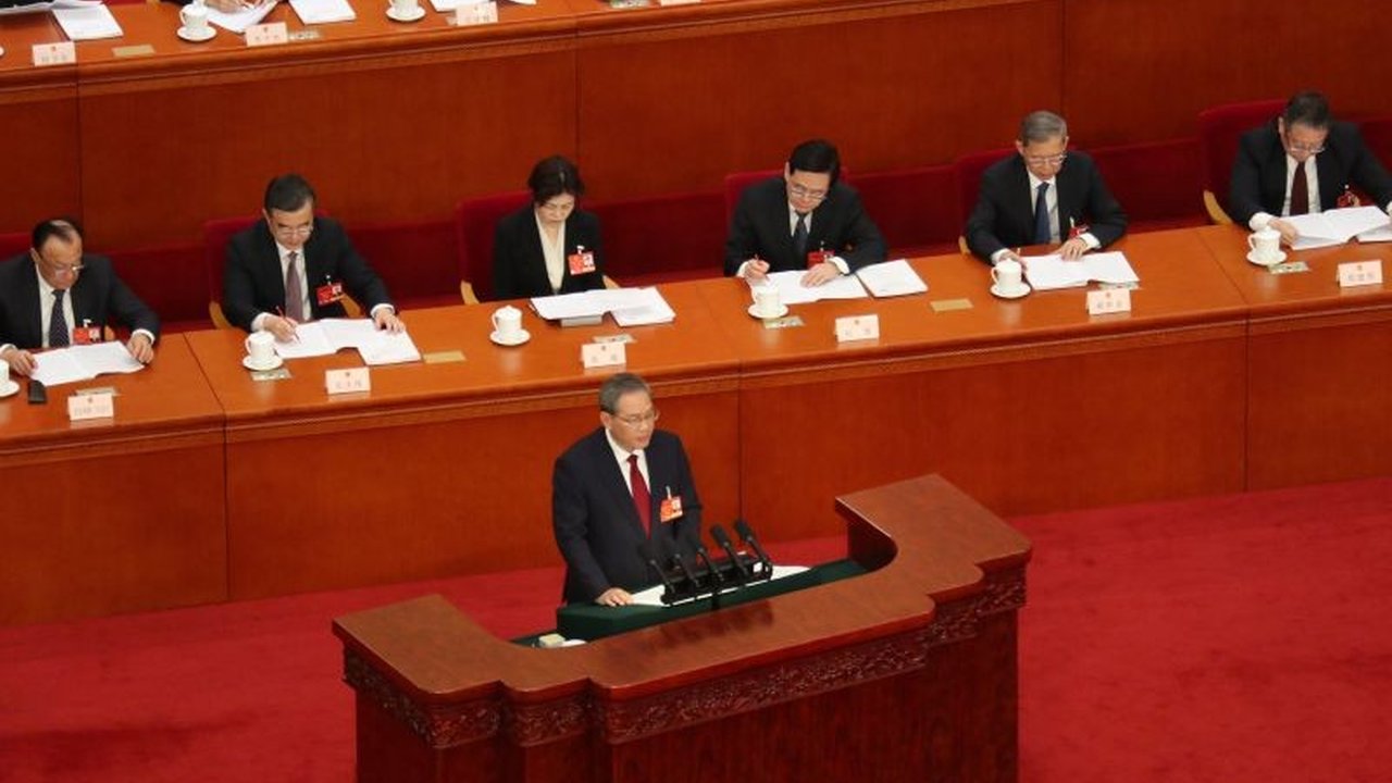 Pemerintah China mengumumkan komitmen besar untuk mendanai pengembangan teknologi masa depan, khususnya kecerdasan buatan (AI) dan teknologi 6G, dengan alokasi dana mencapai ratusan triliun rupiah.