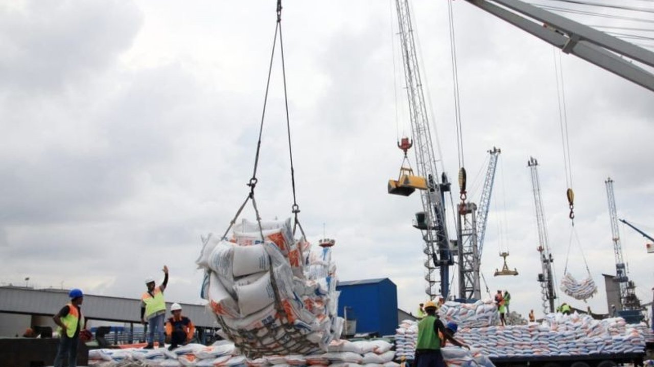 PT Pelindo Multi Terminal (SPMT) berkomitmen menjaga kelancaran operasional dan pelayanan di seluruh terminal non-petikemas selama Ramadhan untuk menjamin distribusi logistik tetap optimal.