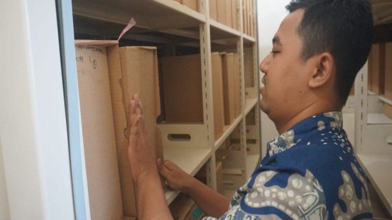 Pemerintah Kota Pekalongan meluncurkan layanan digitalisasi arsip gratis bagi masyarakat untuk melindungi dokumen penting dari kerusakan dan kehilangan, sekaligus memudahkan akses.