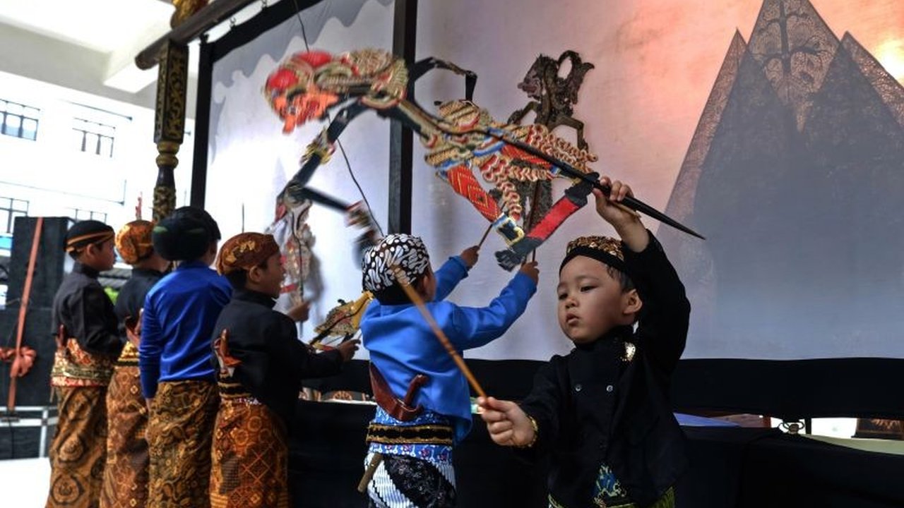 Sejarawan Allan Akbar mengusulkan langkah sistematis untuk melestarikan tradisi lisan Indonesia, meliputi pendokumentasian, pelestarian aktif, inovasi adaptif, dan dukungan pemerintah.