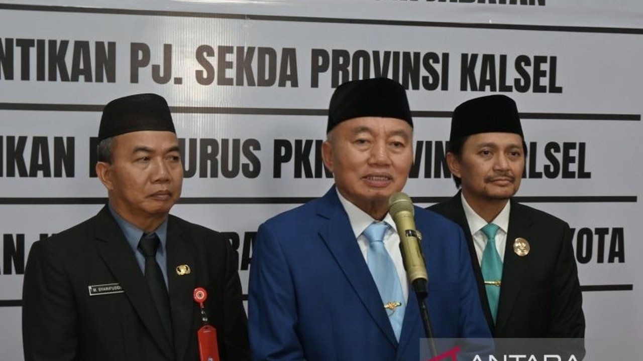 Gubernur Kalimantan Selatan meminta 12 kepala daerah yang baru dilantik segera mengatasi persoalan darurat di daerah masing-masing, terutama masalah sampah di Banjarmasin.