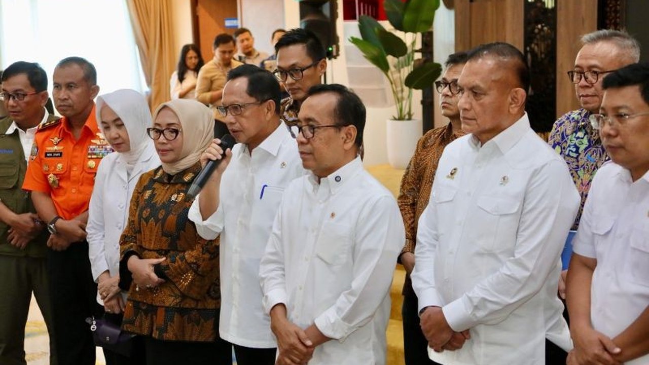 Menteri Dalam Negeri (Mendagri) Muhammad Tito Karnavian meminta pemerintah daerah segera memperbaiki infrastruktur seperti jalan, pelabuhan, dan bandara, serta mengendalikan harga pangan menjelang arus mudik Lebaran 2025.