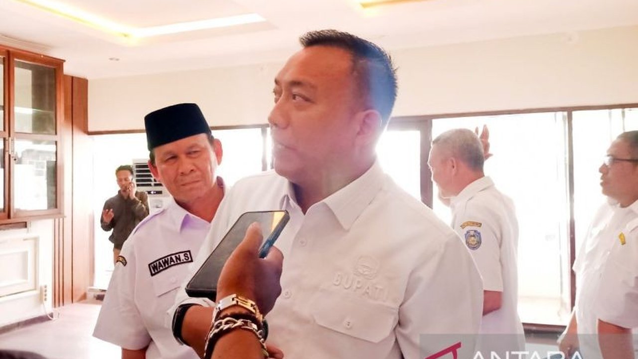 Pemerintah Kabupaten Situbondo membatalkan pengadaan mobil dinas baru tipe Toyota Alphard senilai Rp1 miliar untuk Bupati, demi efisiensi anggaran dan fokus pada penanganan pasca-banjir.