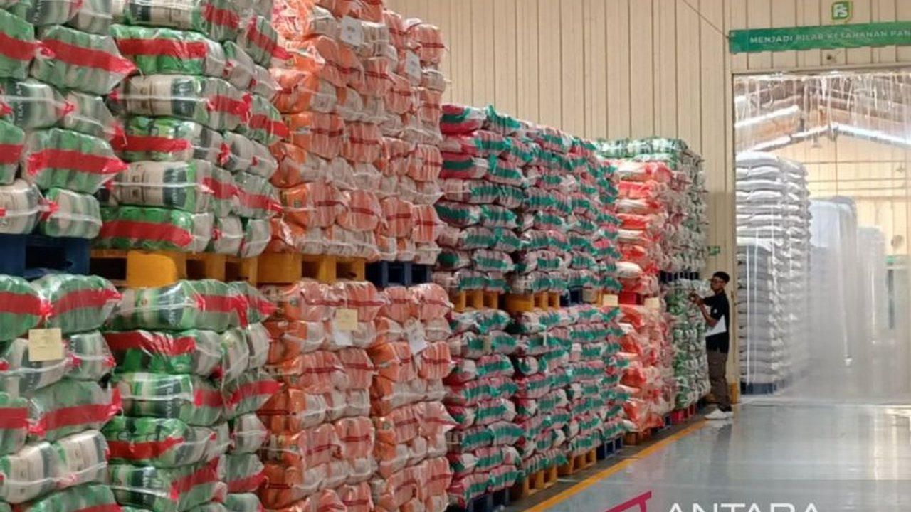 Pemerintah Provinsi DKI Jakarta memastikan stok beras cukup untuk 6 bulan ke depan, imbau warga tak panic buying jelang Ramadhan dan Lebaran.