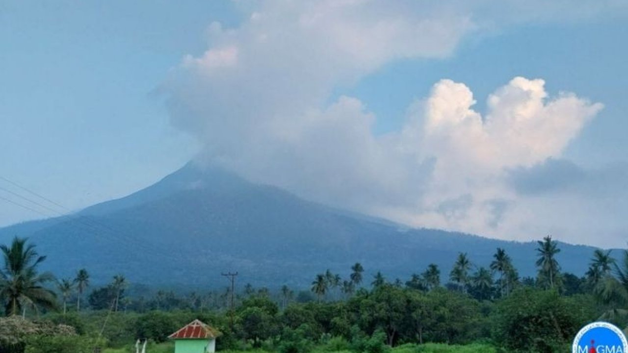 Gunung Lewotobi Laki-laki Erupsi Dua Kali, Warga Diminta Waspada!