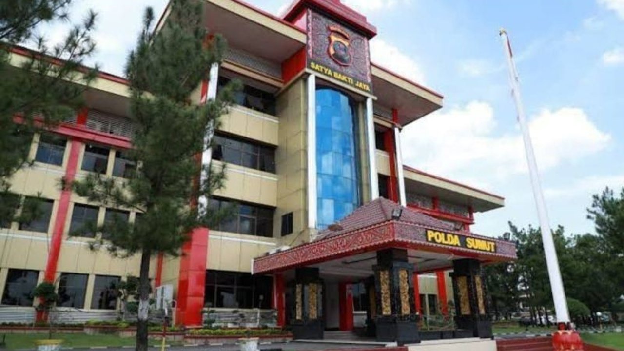 Polda Sumut menangkap TMH, oknum ASN di Dinas Pendidikan Sumut, atas dugaan penipuan proyek fiktif senilai Rp1,2 miliar yang merugikan seorang pengusaha.