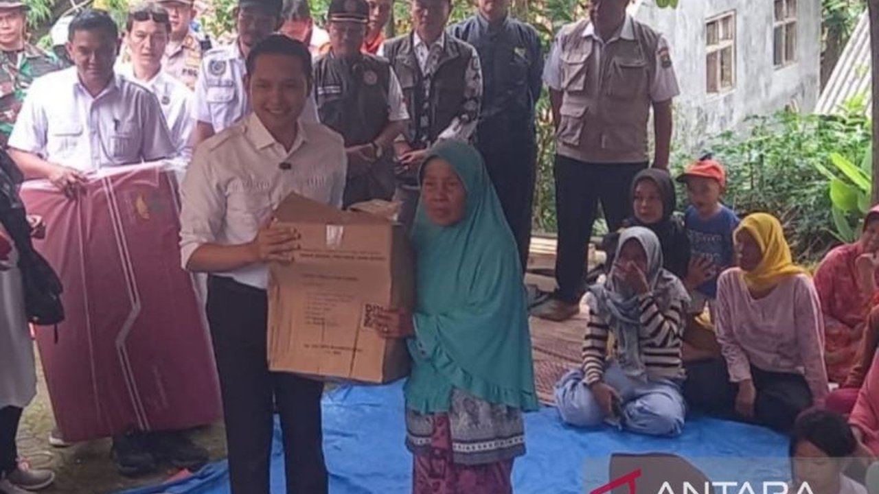 Pemerintah Kabupaten Cianjur memberikan bantuan perbaikan rumah dan pembangunan jalan bagi warga Desa Mekarmulya yang terdampak pergeseran tanah akibat tingginya curah hujan.