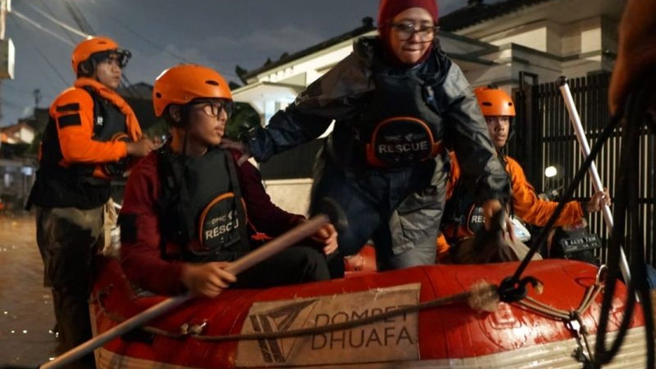 Dompet Dhuafa melalui DMC, LPM, dan LKC memberikan bantuan evakuasi, makanan, dan layanan kesehatan kepada korban banjir Jabodetabek yang terjadi di awal Ramadhan.