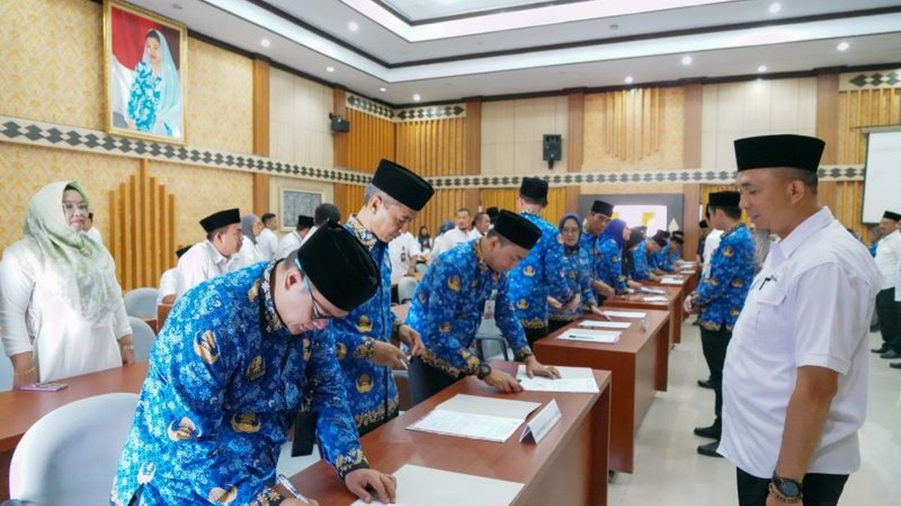 Pemprov Bengkulu tingkatkan kinerja birokrasi melalui penandatanganan perjanjian kinerja bagi pejabat eselon III dan IV, dengan evaluasi berkala untuk memastikan good governance.