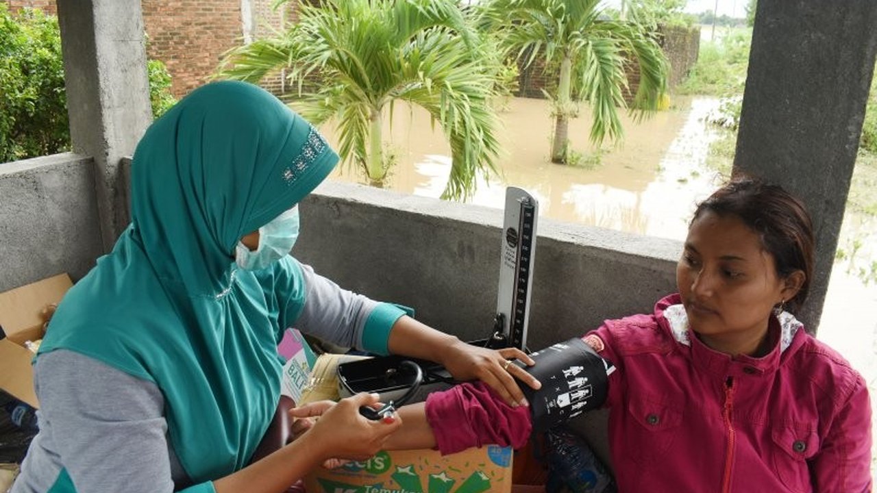 Musim hujan dan banjir meningkatkan risiko penyakit.  Lindungi kesehatan Anda dengan tips kebersihan dan pencegahan penyakit yang efektif.