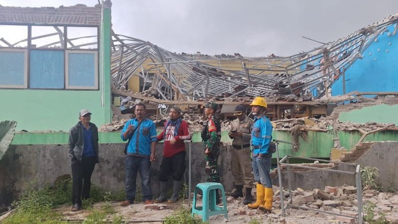 Kantor Kemenag Garut menginventarisasi kerusakan MTsN 3 Cisewu yang ambruk akibat bencana alam dan segera mengupayakan perbaikan agar siswa dapat kembali belajar.