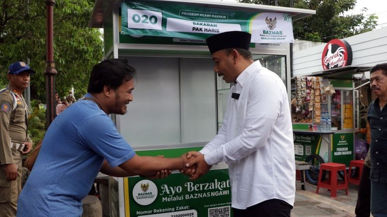 Pemerintah Kabupaten Ngawi dan BAZNAS Ngawi menyerahkan 30 gerobak kepada PKL di Jalan Yos Sudarso untuk menata pedestrian dan meningkatkan perekonomian.