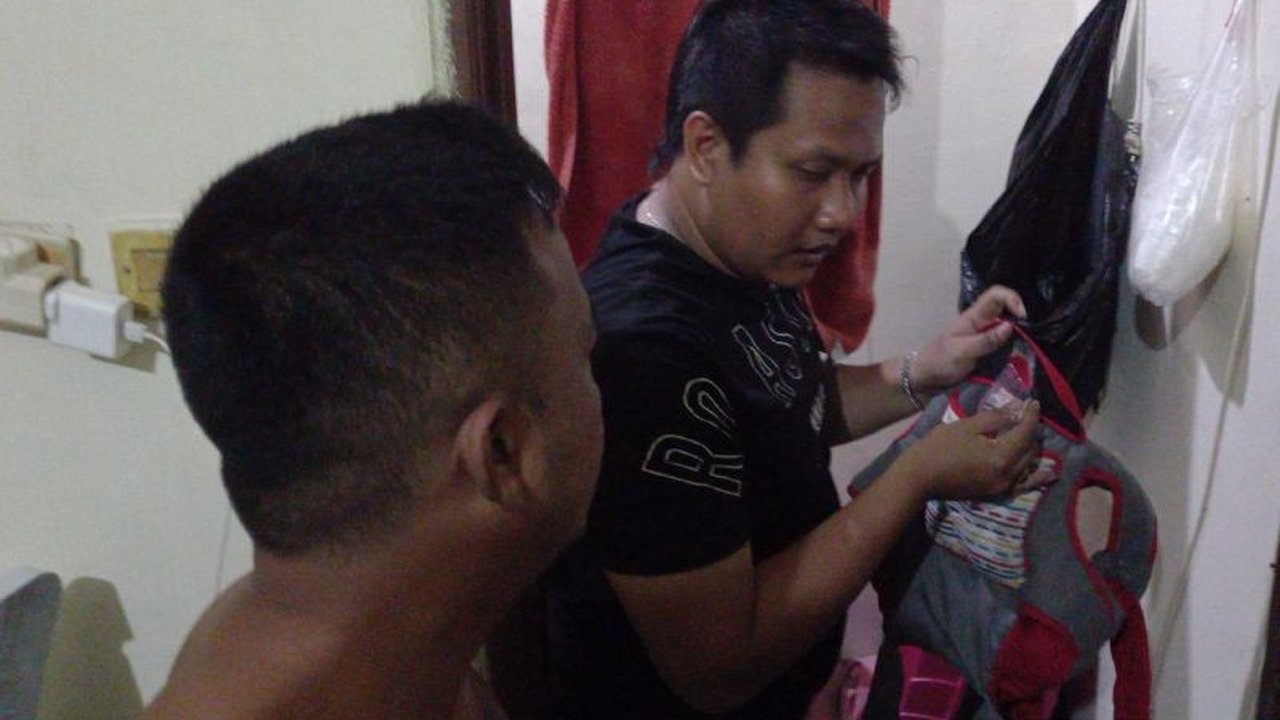 Polisi Mataram mengungkap modus baru pengedar narkoba yang menyimpan sabu-sabu di dalam gendongan bayi, dengan tersangka berinisial MTH ditangkap bersama tiga pengguna lainnya.
