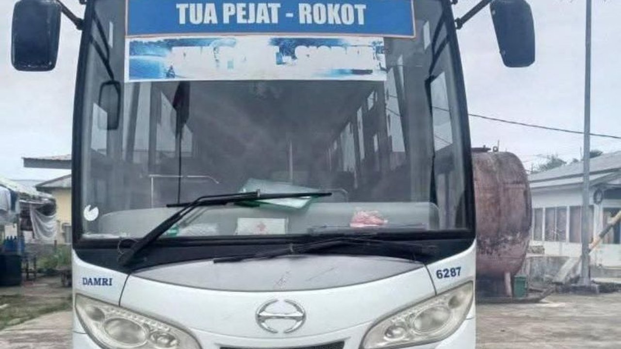 Setelah sempat berhenti beroperasi pada Januari 2025, Bus Damri kembali melayani masyarakat Kepulauan Mentawai, memberikan kemudahan akses transportasi dan mendorong pertumbuhan ekonomi lokal.
