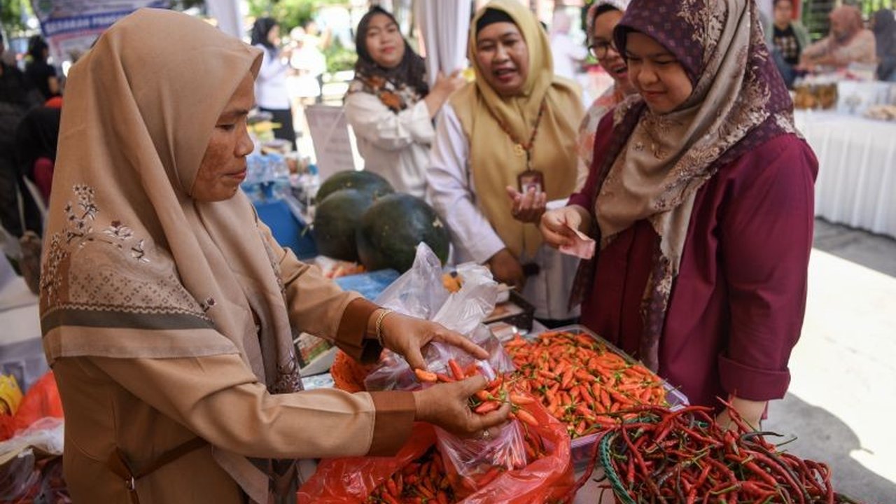 Pemerintah Kaltim melalui Disperindagkop bekerja sama dengan PT Pos Indonesia menggelar pasar murah di 58 kantor pos untuk menjaga stabilitas harga kebutuhan pokok selama Ramadhan.