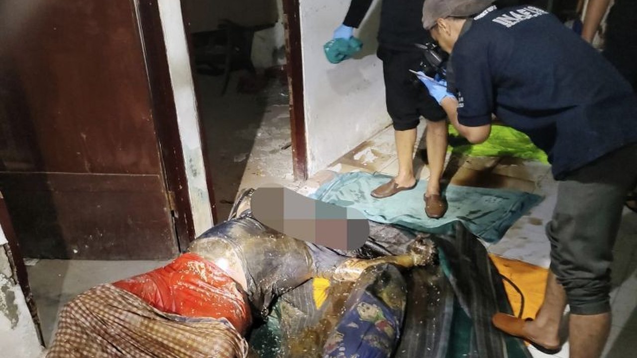 Penemuan mayat seorang ojek online berusia 40 tahun yang terbungkus tikar di Bekasi tengah diselidiki polisi; pelaku masih dalam pengejaran.