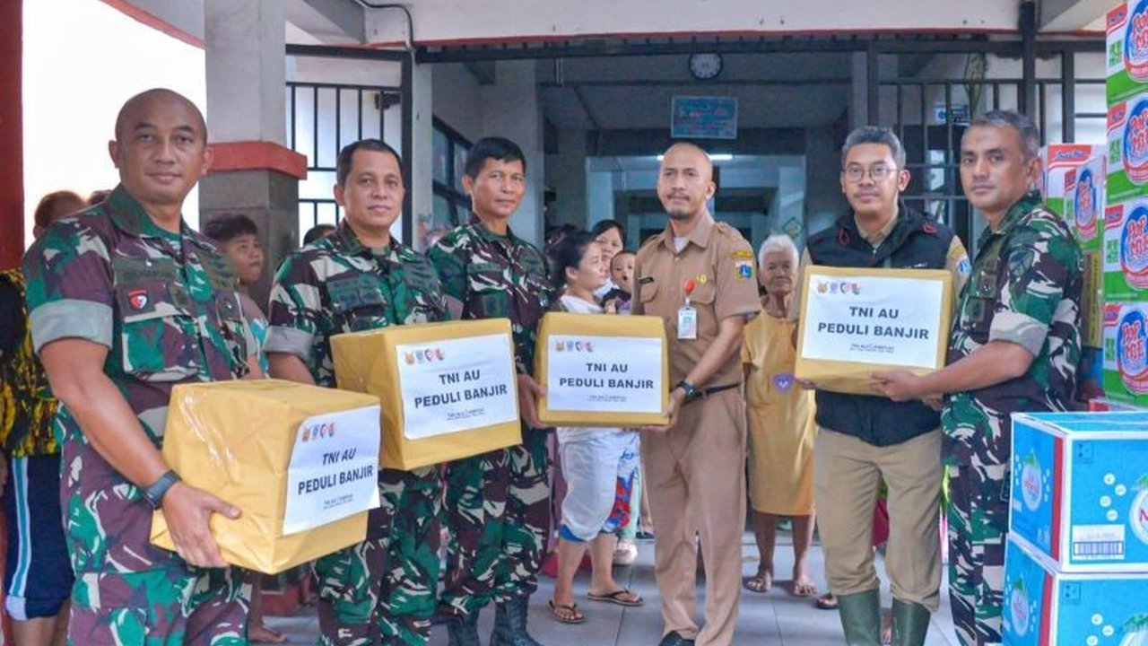 TNI Angkatan Udara (AU) memberikan bantuan makanan, susu, perlengkapan bayi, dan selimut kepada korban banjir Jabodetabek, termasuk evakuasi warga terdampak.