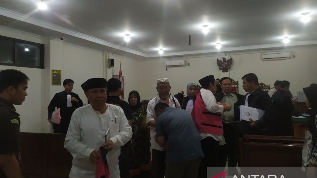 Mantan Bupati Seluma, Murman Efendi, dituntut empat tahun penjara dan denda Rp500 juta terkait kasus korupsi tukar guling lahan pada 2008; tiga terdakwa lain juga menerima tuntutan hukuman penjara.