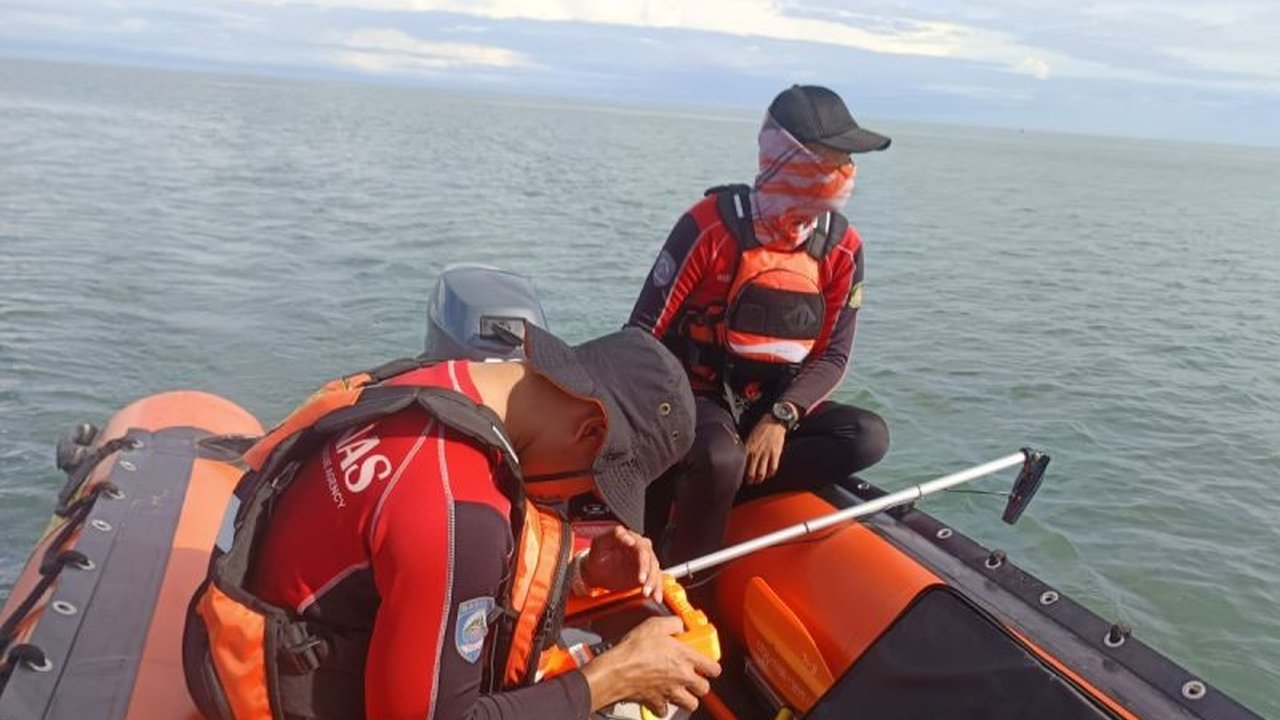 Basarnas Mamuju Cari Warga Hilang Terseret Ombak di Pantai Lumu