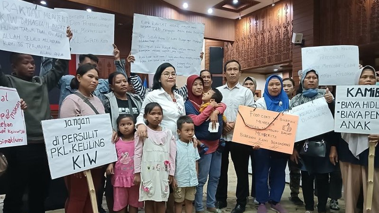 Wali Kota Semarang, Agustina Wilujeng Pramestuti, menyiapkan solusi agar pedagang kaki lima (PKL) di Kawasan Industri Wijayakusuma (KIW) tetap dapat berjualan dan Pemkot Semarang tetap dapat menjalankan peraturan.