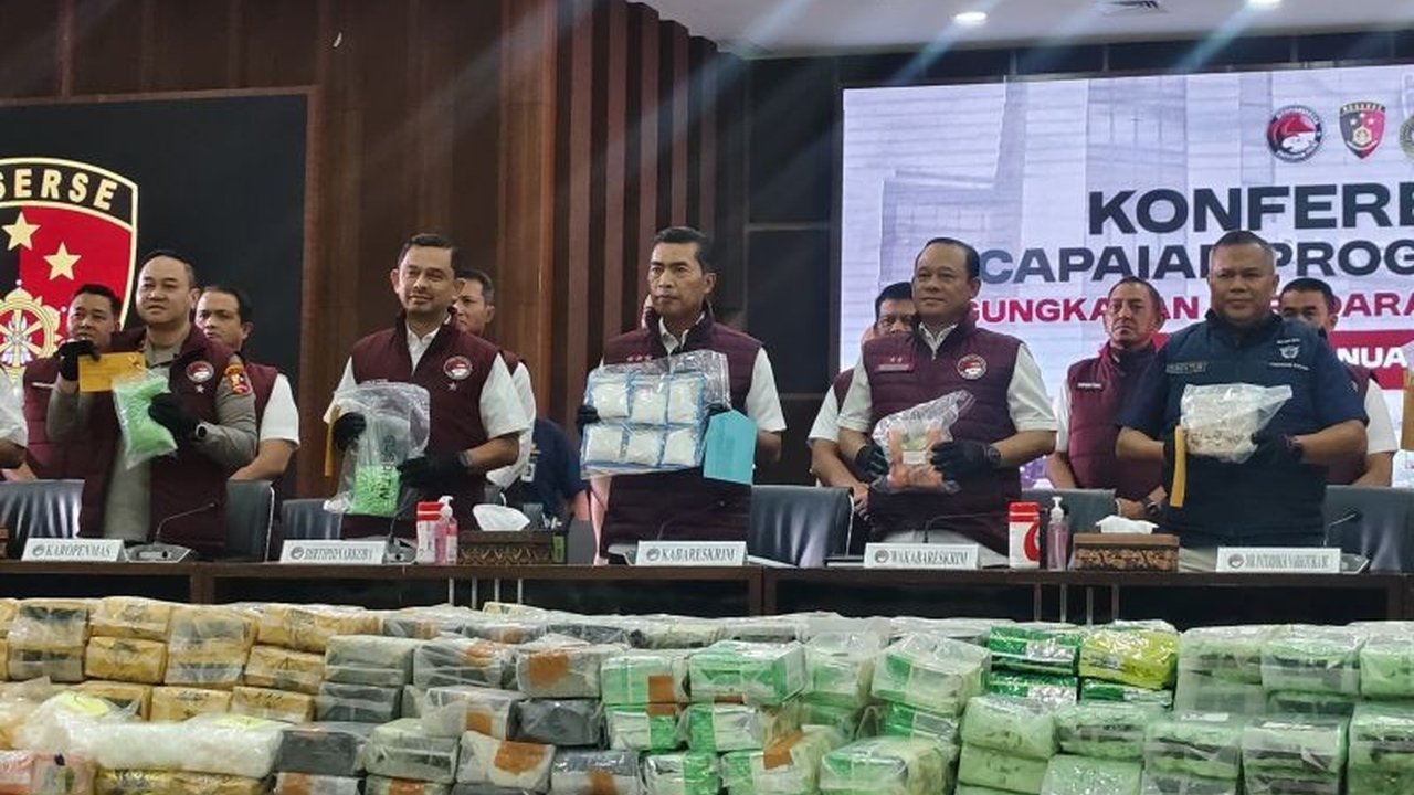 Dalam dua bulan, Polri mengungkap 6.881 kasus narkoba dengan 9.586 tersangka, menyita barang bukti senilai Rp2,72 triliun dan menyelamatkan jutaan jiwa dari bahaya narkoba.