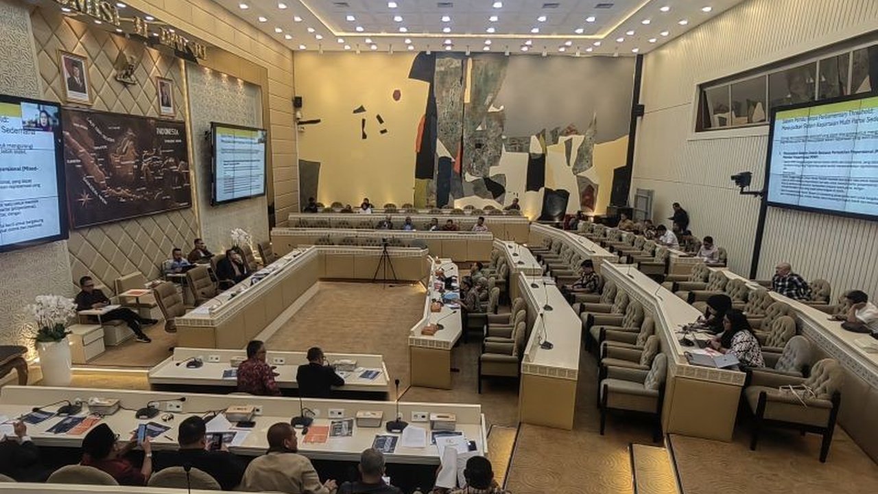 Puskapol UI merekomendasikan pemisahan pemilu serentak nasional dan lokal untuk mengatasi kekurangan Pemilu 2024, seperti fokus yang terpecah dan meningkatnya politik uang.