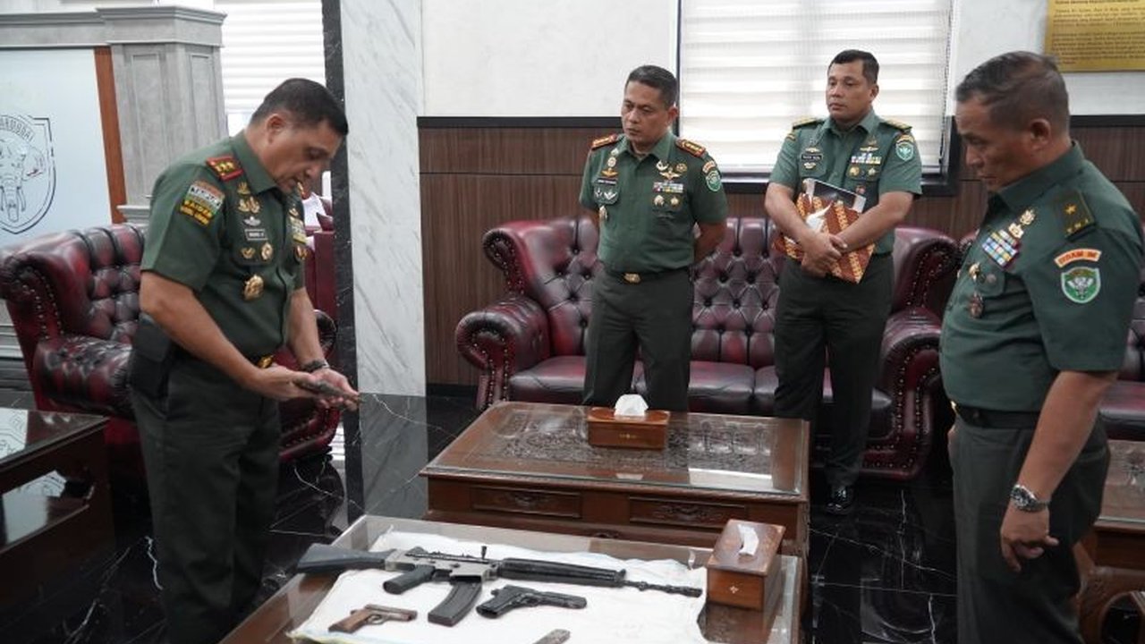 Masyarakat Aceh Selatan menyerahkan empat senjata api sisa konflik kepada Pangdam I/ Iskandar Muda, Mayor Jenderal TNI Niko Fahrizal, melalui Danrem 012/Teuku Umar, sebagai bukti keberhasilan pembinaan teritorial.