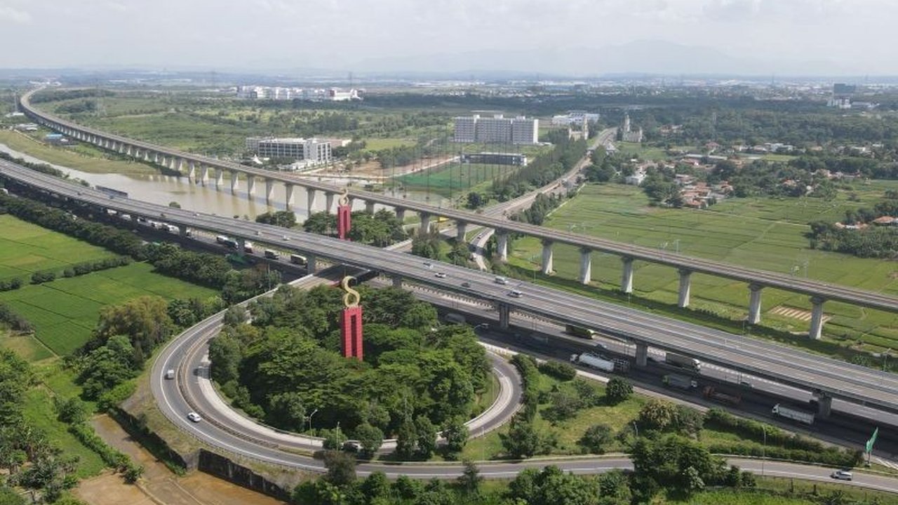 Kehadiran Kereta Cepat Indonesia-China (KCIC) di Karawang berpotensi menjadi solusi kemacetan Tol Jakarta-Cikampek dan mendorong pertumbuhan ekonomi di wilayah tersebut.