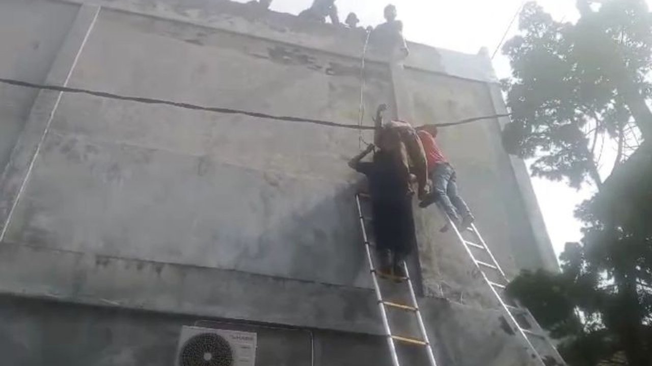 Petugas Damkartan Kota Jambi berhasil mengevakuasi seorang pria yang tersengat listrik saat mengecat bangunan di Simpang Tiga Sipin, Kota Jambi, dengan proses evakuasi yang menegangkan.