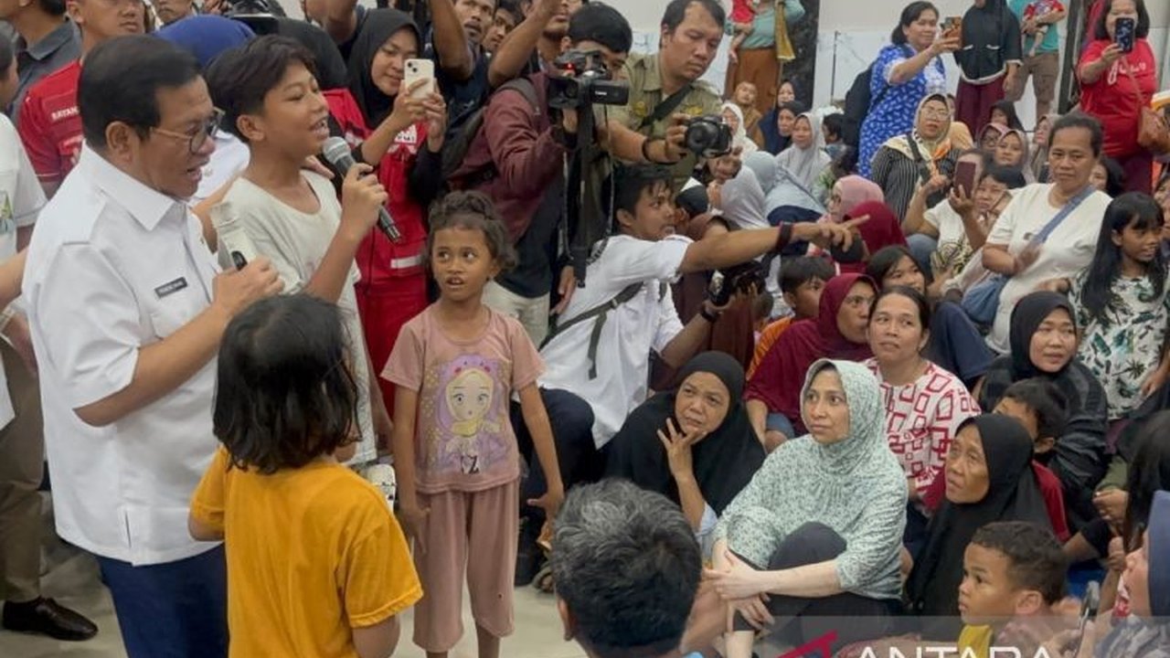 Pramono Anung Tinjau Pengungsian Banjir Jaktim, Janji Bantu Perlengkapan Sekolah Anak-Anak