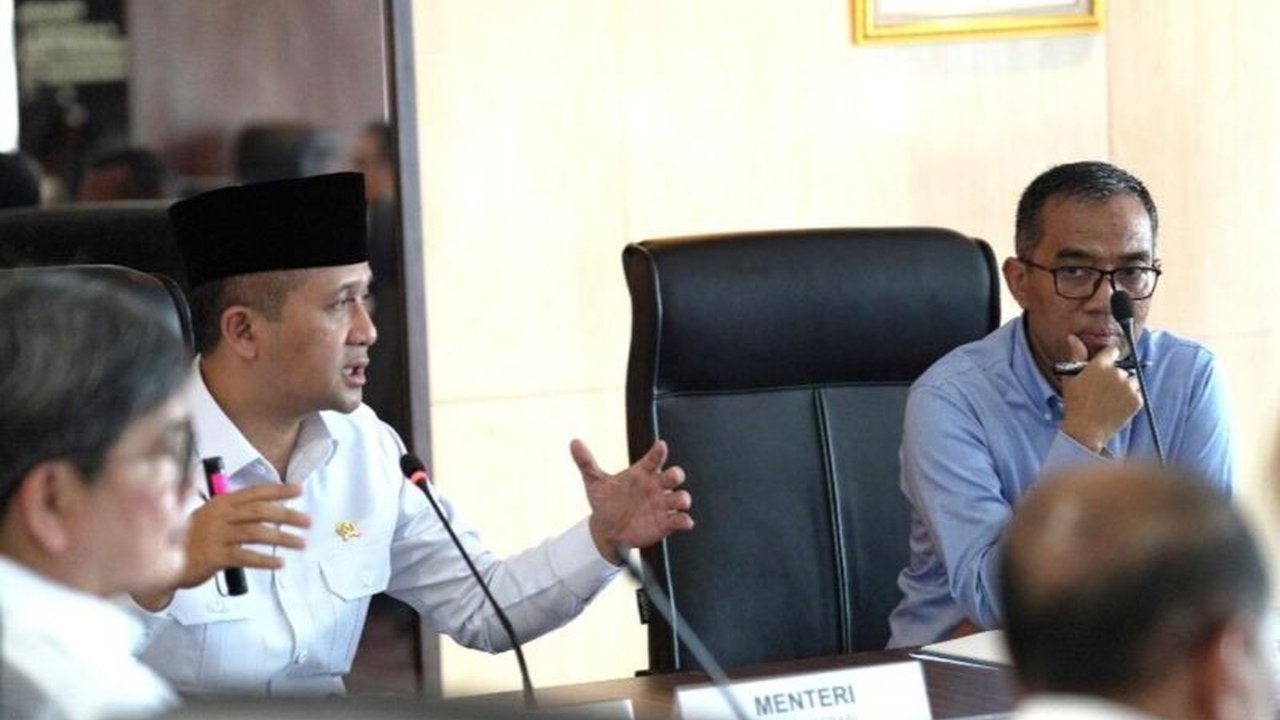 Pemerintah RI melalui Kementerian Transmigrasi dan Kementerian Pendidikan, Kebudayaan, Riset, dan Teknologi berkolaborasi untuk meningkatkan kualitas SDM melalui Program Transmigrasi Patriot guna menarik investasi.