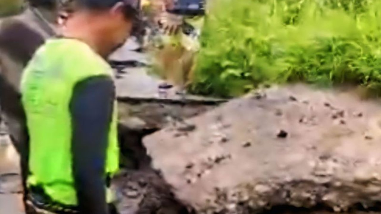 Curah hujan tinggi menyebabkan pergeseran tanah di Desa Kota Karang, OKU Selatan, mengancam akses jalan utama dan mengakibatkan kerusakan parah sepanjang 100 meter; warga diminta waspada dan pemerintah didesak segera melakukan perbaikan.