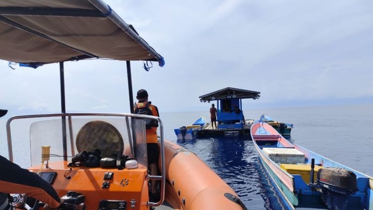 Tim SAR Gabungan memperluas area pencarian tiga korban yang hilang akibat terbaliknya longboat di perairan antara Halmahera Selatan dan Kepulauan Sula, Maluku Utara.