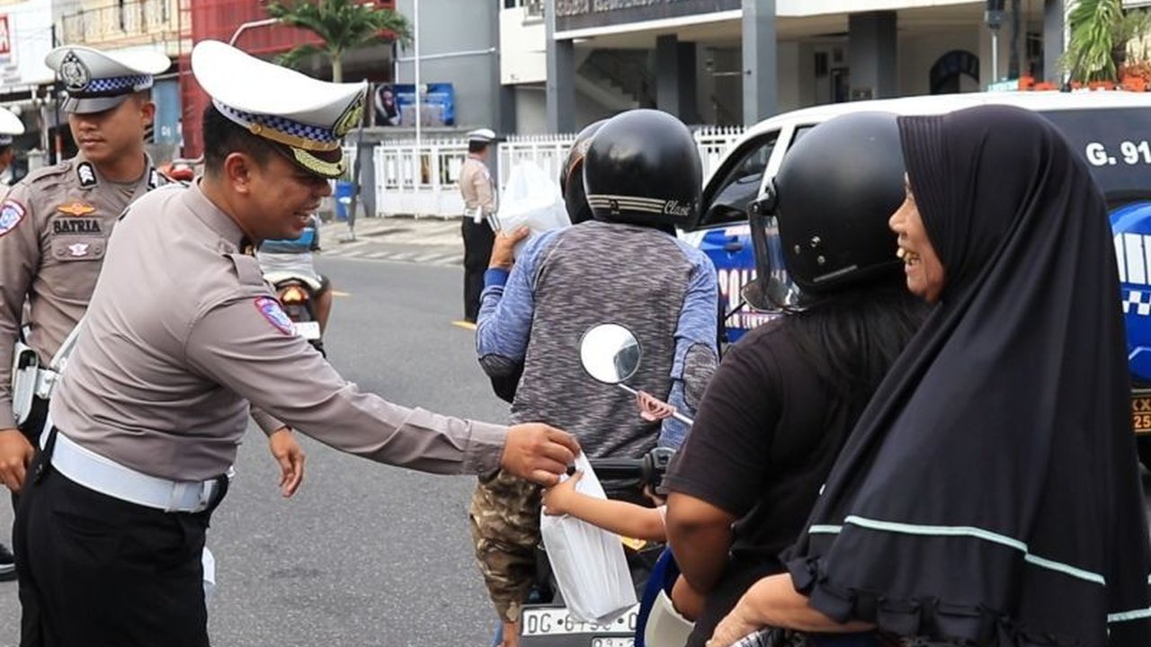 Ditlantas Polda Maluku Utara membagikan takjil gratis di Ternate, sebagai bentuk kepedulian sosial dan edukasi keselamatan berlalu lintas selama Ramadhan.