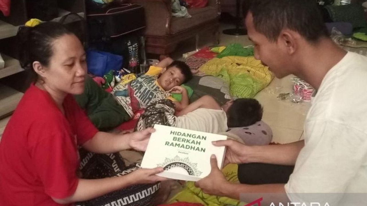 Badan Amil Zakat Nasional (Baznas) menyalurkan 2.200 hidangan sahur untuk meringankan beban warga Jakarta yang terdampak banjir dan tetap menjalankan ibadah puasa.