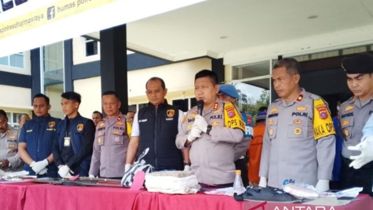 Polres Dharmasraya menangkap dua otak perampokan bersenjata api di toko grosir dan BRIlink, dengan barang bukti tiga senjata api rakitan dan rencana perampokan yang terorganisir.