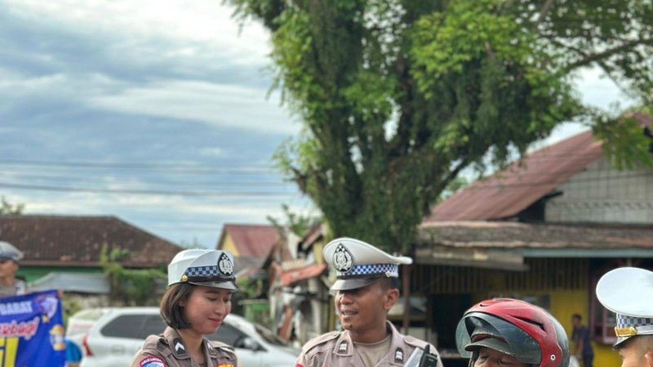 Polisi Pesisir Barat Bagi Takjil, Wujud Apresiasi Kepatuhan Pengguna Jalan
