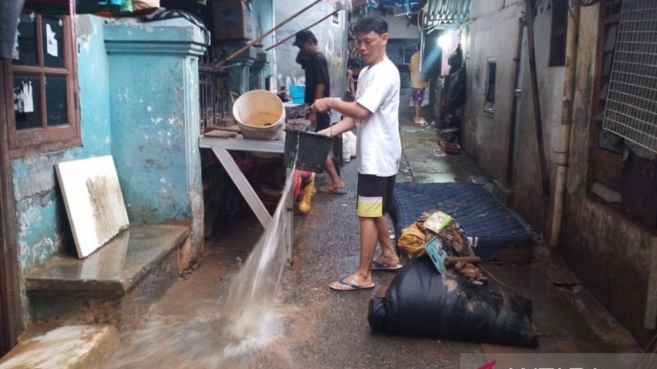 Banjir di Jakarta Timur menyebabkan warga membutuhkan alat kebersihan tambahan untuk membersihkan lumpur dan sampah pascabanjir; Pemprov DKI Jakarta diharapkan segera memberikan bantuan.