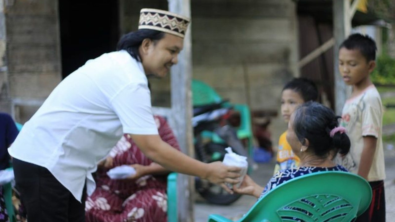 Satuan Intelkam Polres Pesisir Barat menebar kebaikan dengan membagikan takjil gratis kepada warga di Pekon Walur, sekaligus menjaga keamanan dan ketertiban selama Ramadhan.