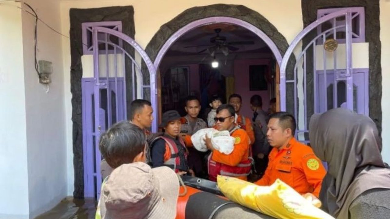 Tujuh warga Pekanbaru, termasuk bayi, dievakuasi Basarnas akibat banjir luapan Sungai Siak yang merendam Jalan Pesisir Gang Rumbio, Kelurahan Meranti Pandak; ratusan kepala keluarga terdampak.