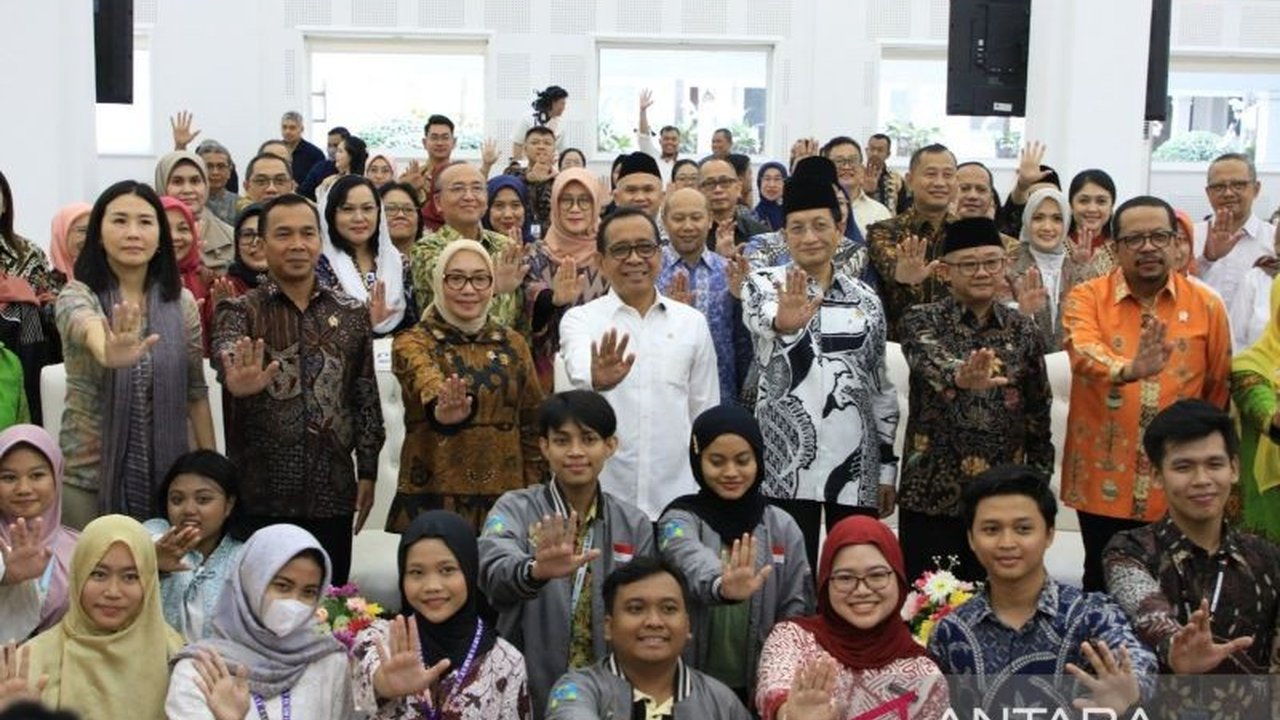 Menteri PPPA dan Mendukbangga mengajak orang tua untuk meluangkan waktu ngobrol dengan anak guna mencegah kecanduan gawai dan membangun pengasuhan berkualitas selama Ramadhan.