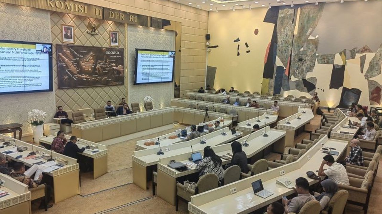 Peneliti Puskapol UI, Delia Wildianti, menyoroti perlunya evaluasi menyeluruh terhadap sistem proporsional terbuka, termasuk rekrutmen caleg, transparansi data, dan afirmasi gender, guna mengatasi praktik politik uang dan ketidaksetaraan.