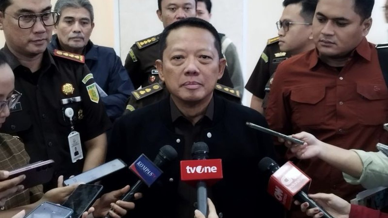 Kejaksaan Agung meminta masyarakat untuk tetap menggunakan produk Pertamina meskipun sedang menangani kasus dugaan korupsi di perusahaan tersebut.