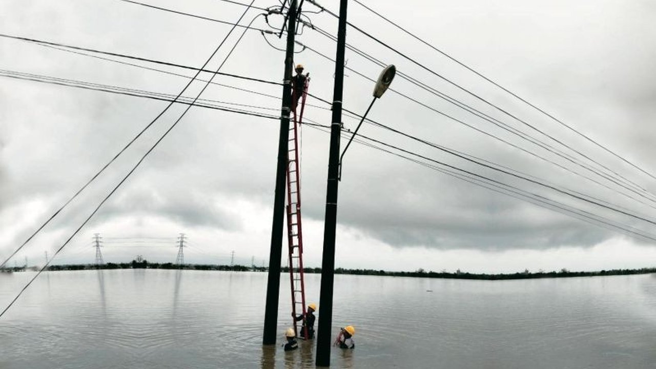 PT PLN (Persero) siaga penuh menghadapi cuaca ekstrem yang diprediksi hingga 11 Maret 2025, imbau masyarakat waspada dan amankan instalasi listrik rumah.