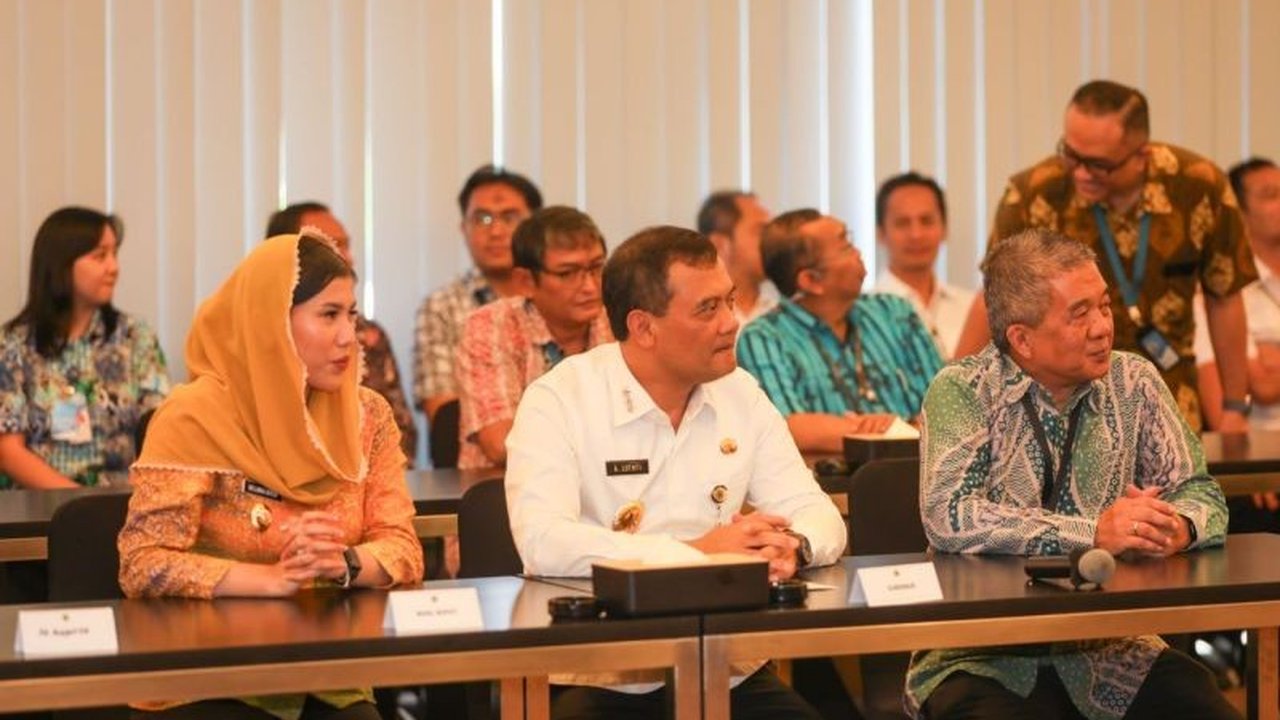 Industri tembakau di Kudus bersedia menerima 2.000 eks karyawan PT Sritex yang terkena PHK, Gubernur Jawa Tengah siap membantu proses penempatan dan pelatihan.