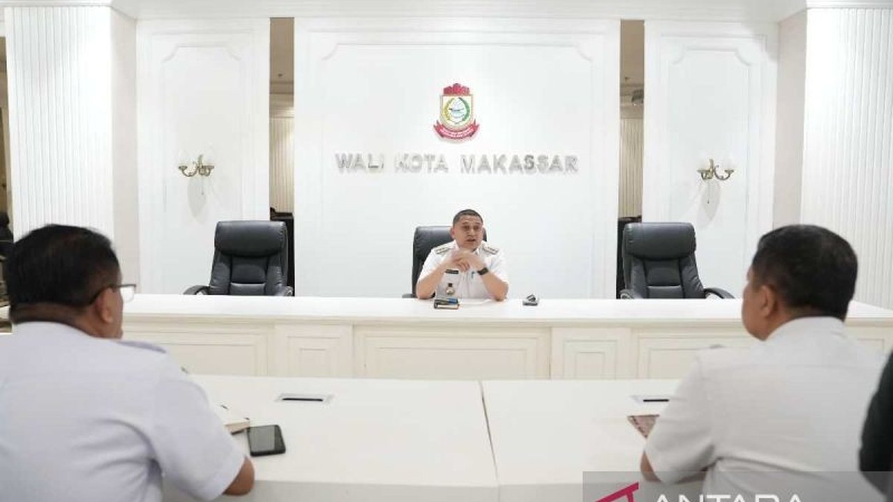 Pemerintah Kota Makassar sedang menyusun Perwali untuk merealisasikan program retribusi sampah gratis, yang akan diterapkan secara bertahap kepada warga miskin ekstrim.