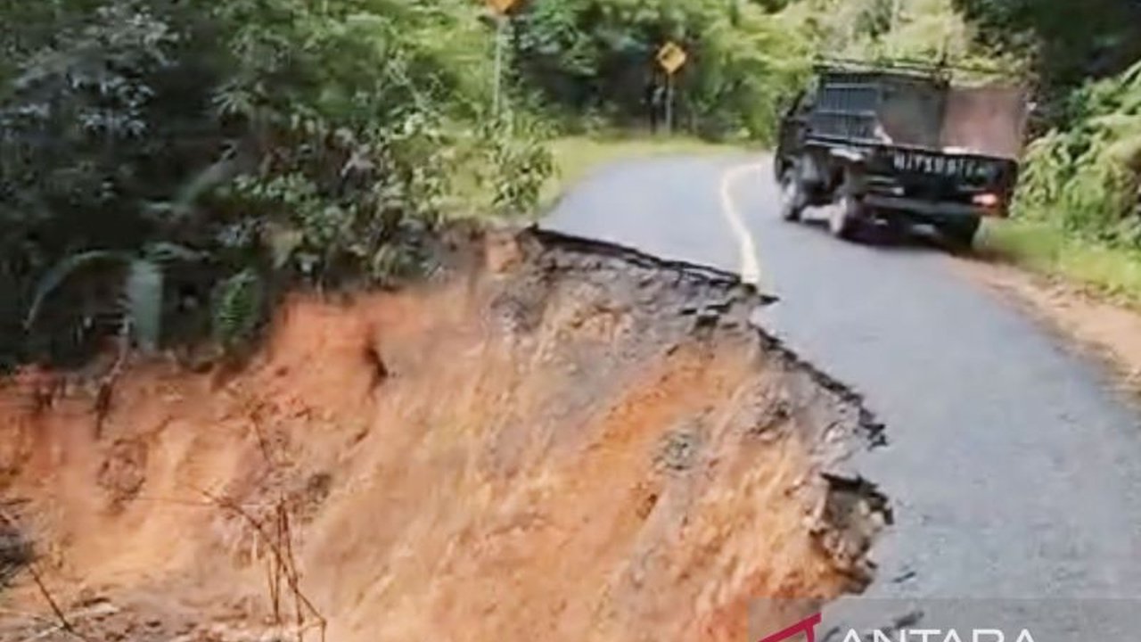 Longsor di Gunung Singgah Mata, Nagan Raya, menyebabkan amblasnya jalan lintas Nagan Raya-Aceh Tengah dan memutus akses transportasi antar kabupaten; BPJN Aceh diharapkan segera melakukan penanganan.