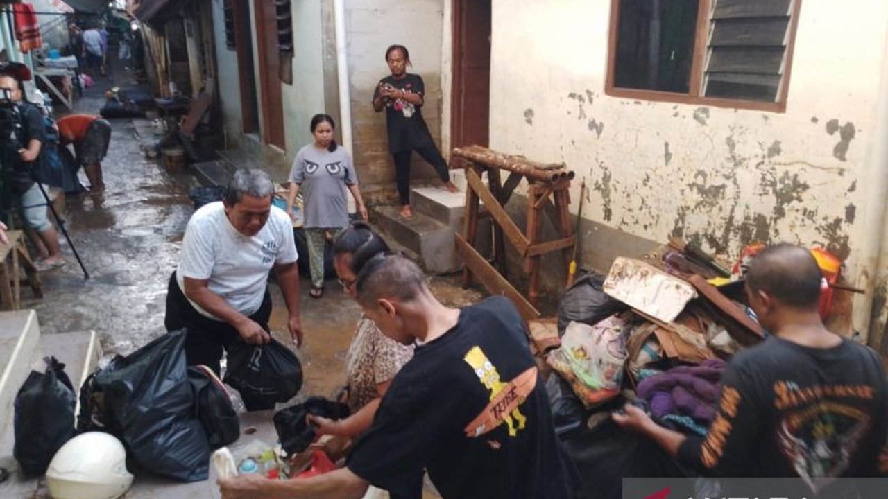 Banjir di Kebon Pala, Jakarta Timur, telah surut, namun warga masih berjibaku membersihkan lumpur dan sampah sisa banjir yang merendam rumah dan jalanan.