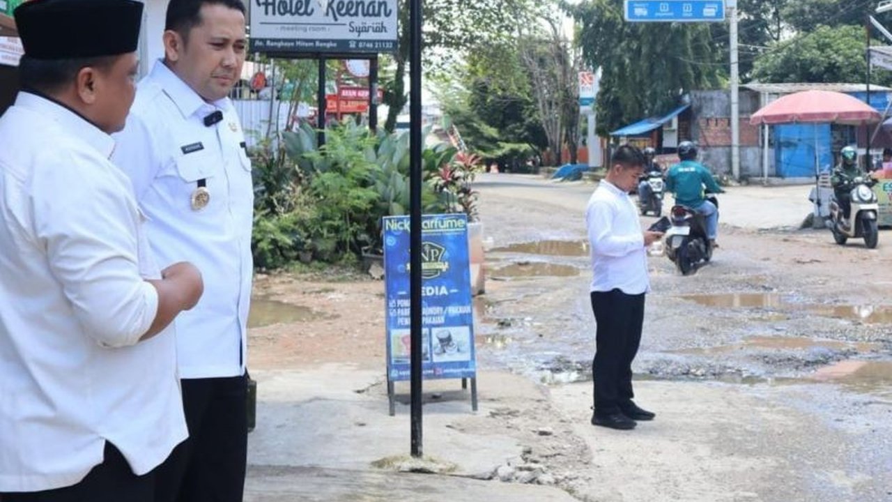 Bupati Merangin, Syukur, menginstruksikan Dinas PUPR untuk segera memperbaiki jalan yang tergenang air di Bangko, Jambi, akibat saluran air tersumbat, guna menjamin kelancaran lalu lintas dan keindahan kota.