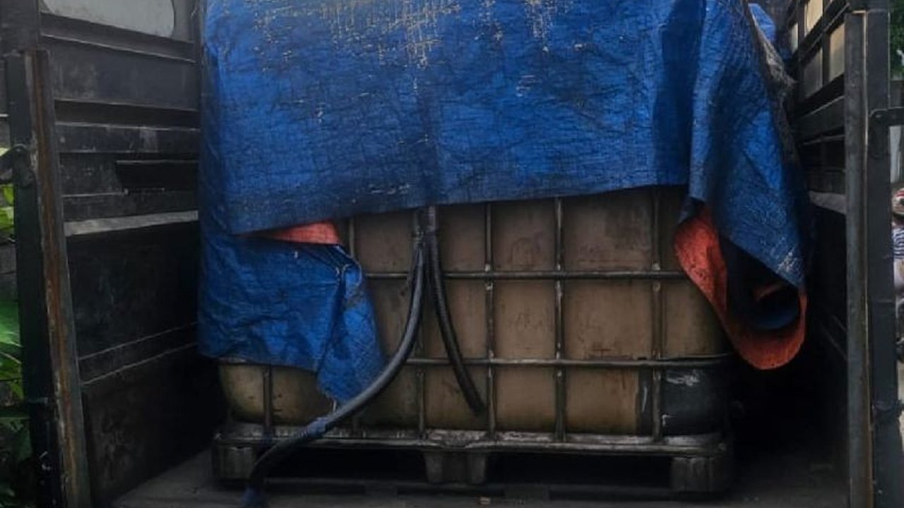 Polda Sumut mengungkap praktik penyelewengan solar subsidi dengan modus modifikasi tangki dan penggunaan barcode palsu di SPBU Kota Medan, dua pelaku berhasil ditangkap.